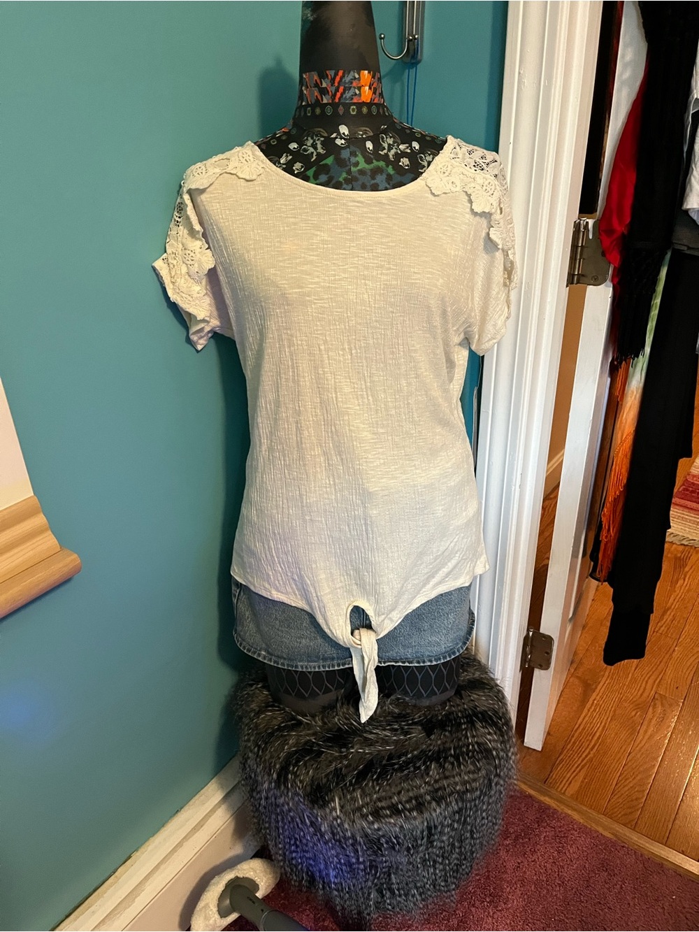 Daisy Fuentes Cream Crochet Shoulder Tie-Front Tee  NWT